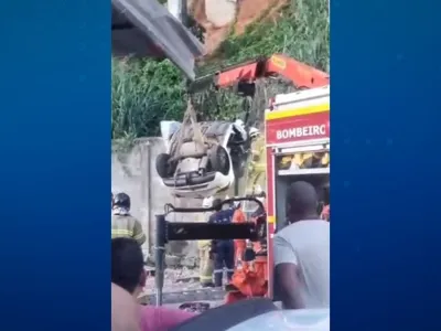 Carro cai de altura de 17 metros e deixa adolescente preso às ferragens