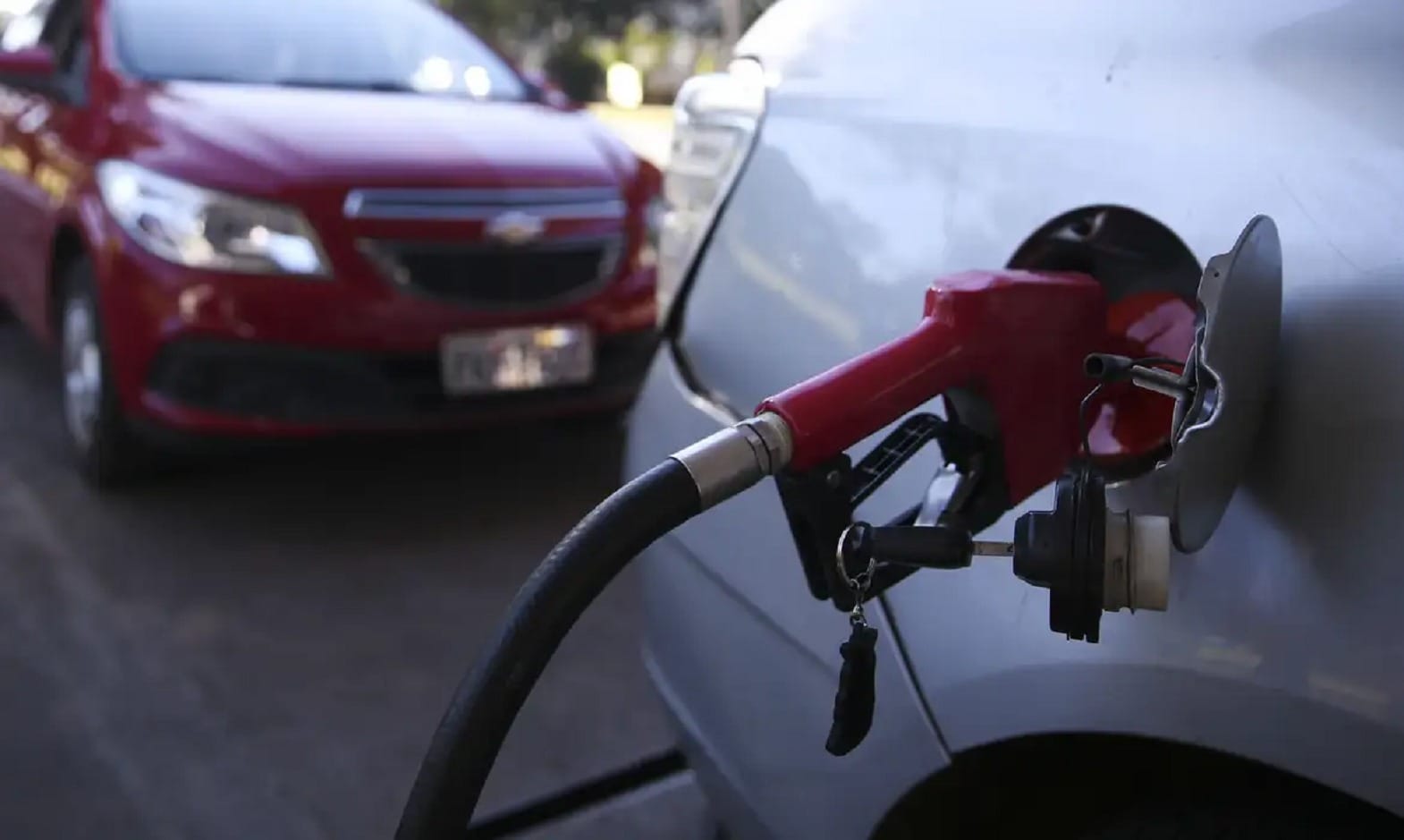 Postos registram falta de combustíveis e aumento de preços no Rio