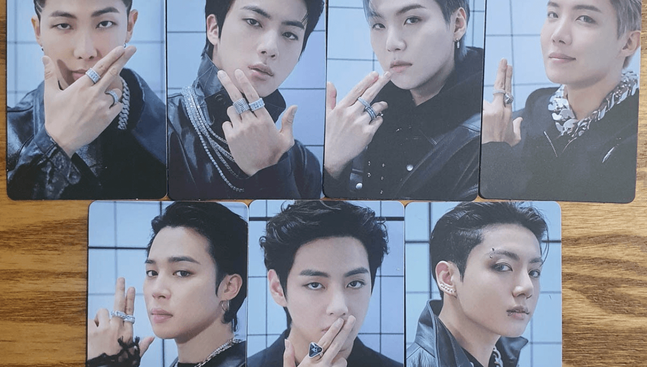 Photocards de integrantes do grupo de K-pop BTS, itens colecionáveis que costumam acompanhar álbuns físicos e são muito valorizados por fãs