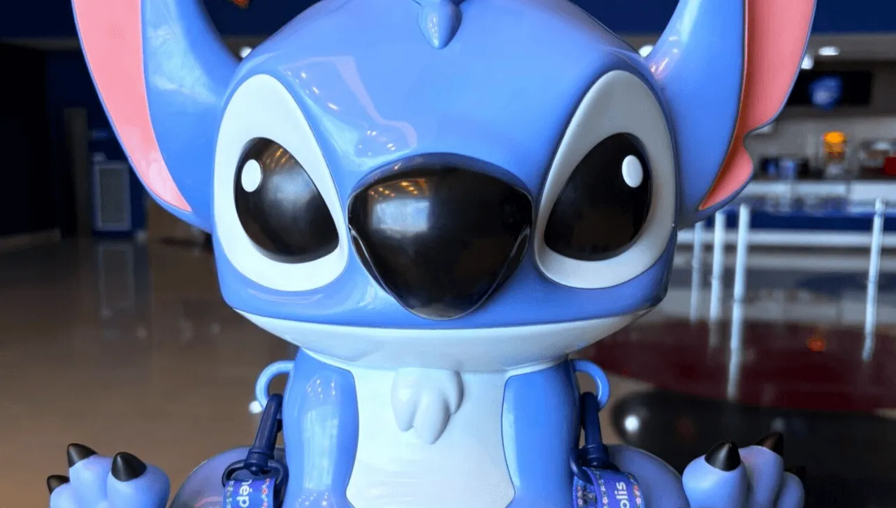 Balde temático inspirado no personagem Stitch exposto em um cinema, transformando o tradicional item de pipoca em um objeto colecionável para fãs
