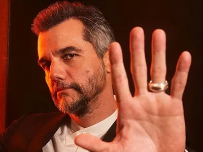 Aliança de Wagner Moura no Oscar vira meme: "Derreteu um portão"