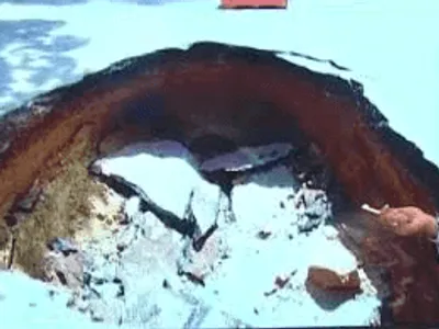 Cratera engole caminhão de lixo no bairro Cidade Nova
