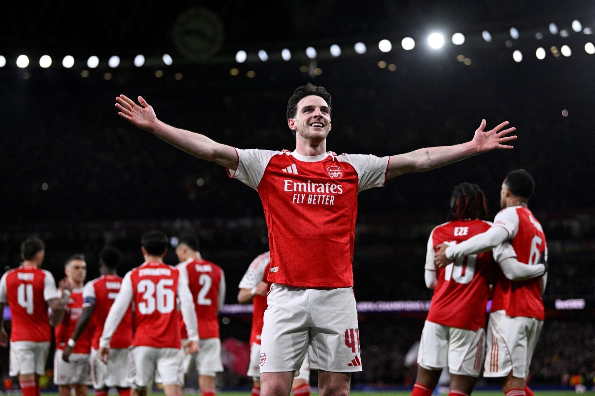 Arsenal domina Bayer Leverkusen e vai às quartas da Champions League