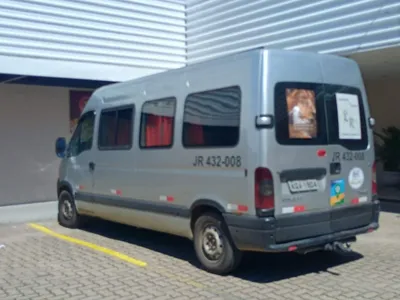 Criança é resgatada após ser esquecida em van no centro do Rio