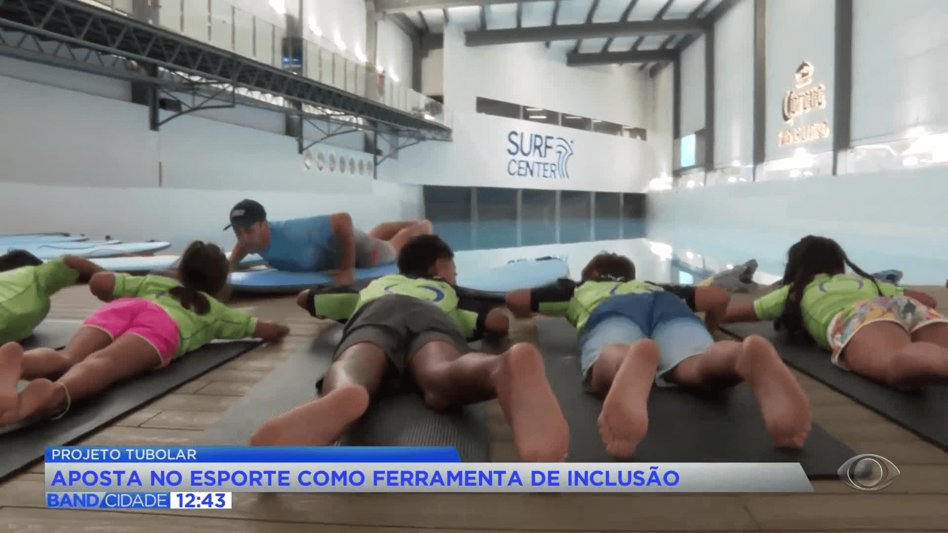 Projeto Tubolar leva crianças vulneráveis para surfar