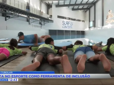 Projeto Tubolar leva crianças vulneráveis para surfar