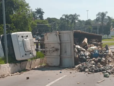 Caminhão de lixo tomba e motorista precisa ser socorrido em Guaratinguetá