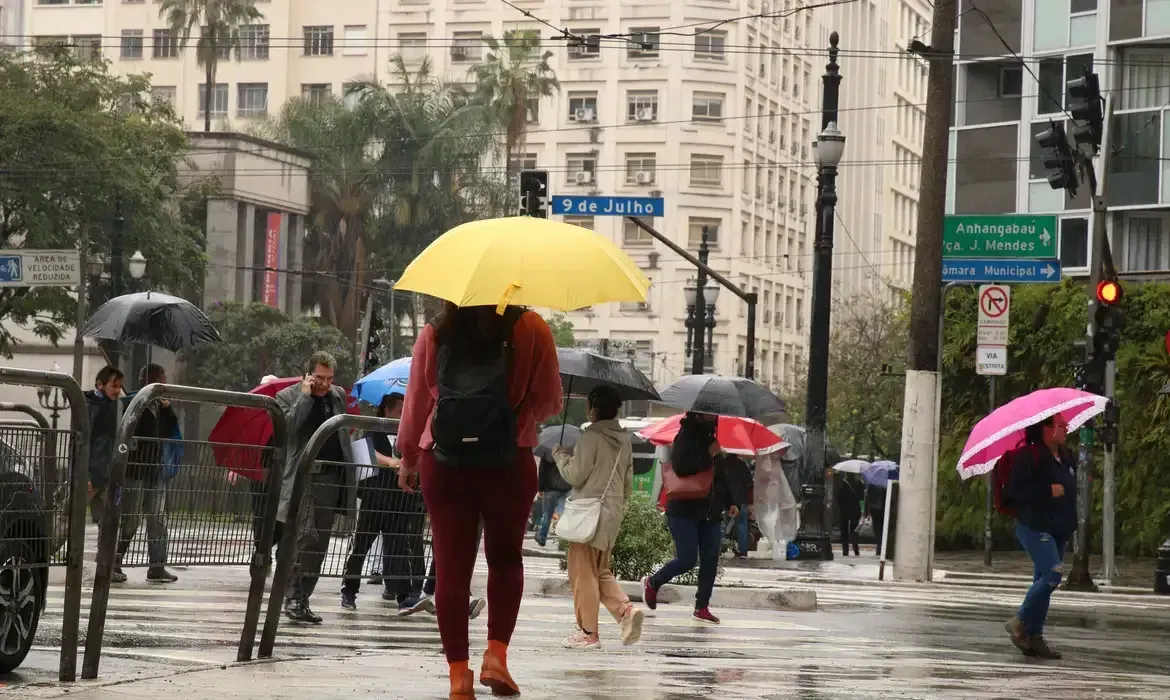 SP: Defesa Civil alerta para chuva forte e rajadas de vento de até 65 km/h