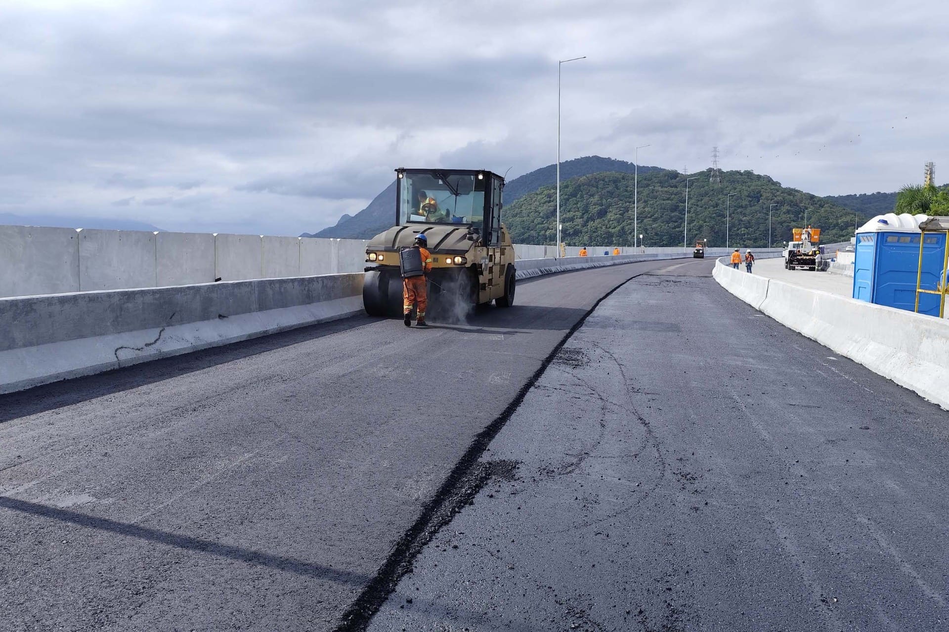 Ponte de Guaratuba inicia asfaltamento e entra na reta final