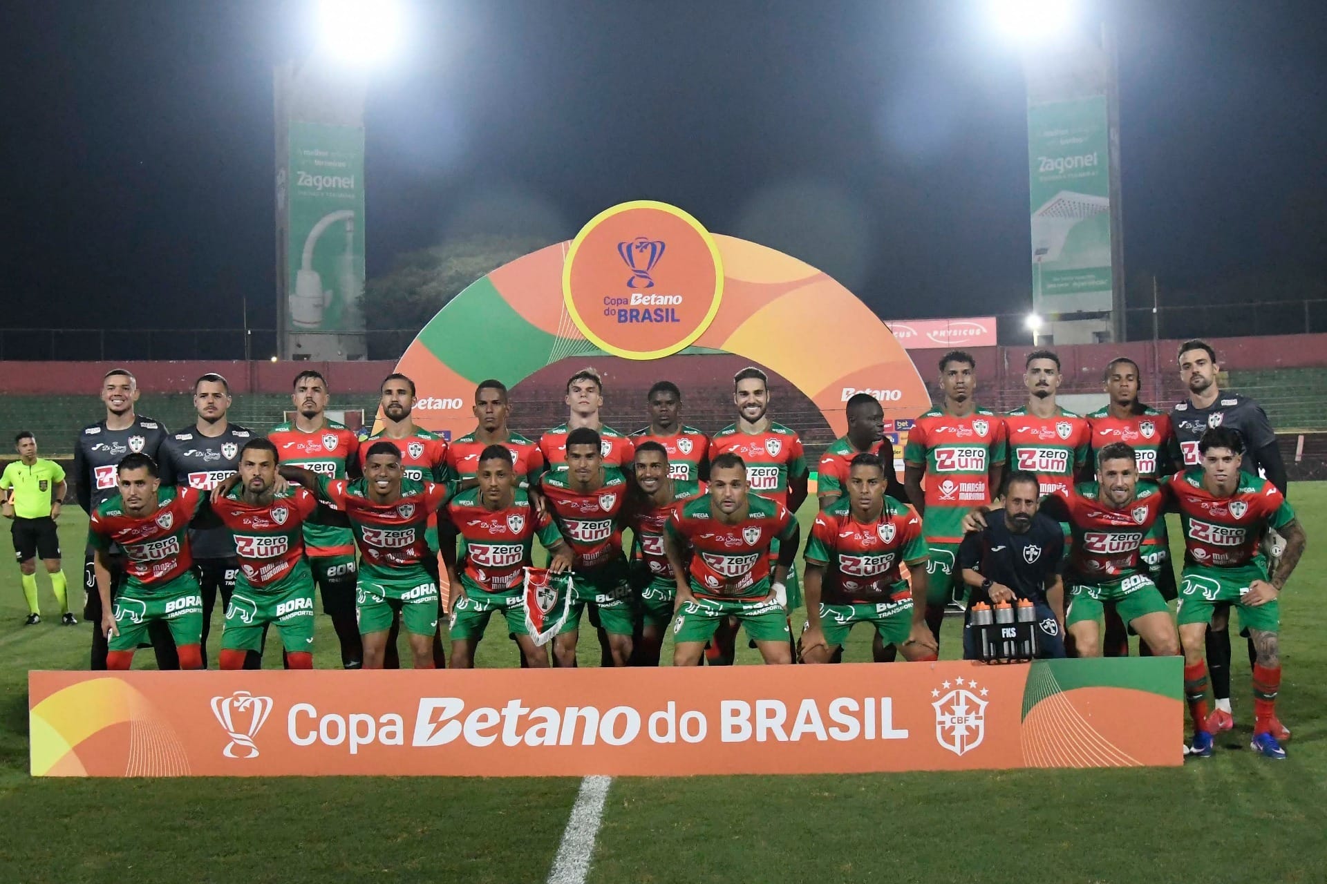 Elenco da Portuguesa antes de enfrentar o Paysandu (Foto: Divulgação / Portuguesa)