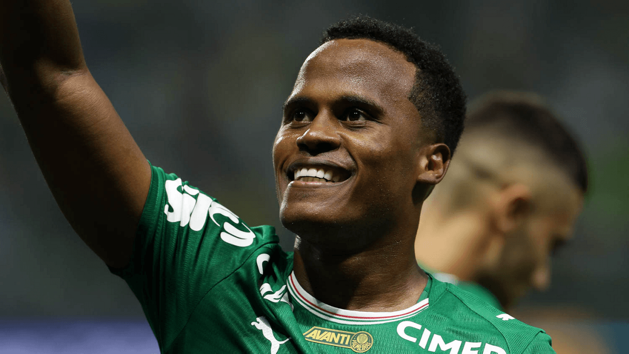 Palmeiras aproveita expulsão, bate Botafogo e vira líder do Brasileirão