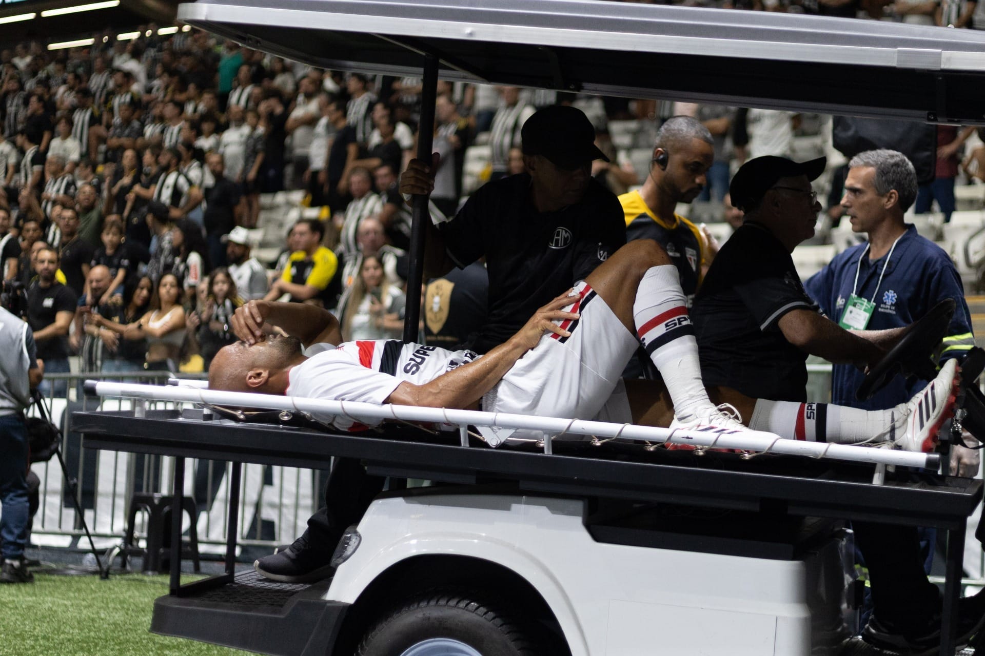 Lucas Moura sofre fraturas em duas costelas na derrota do São Paulo