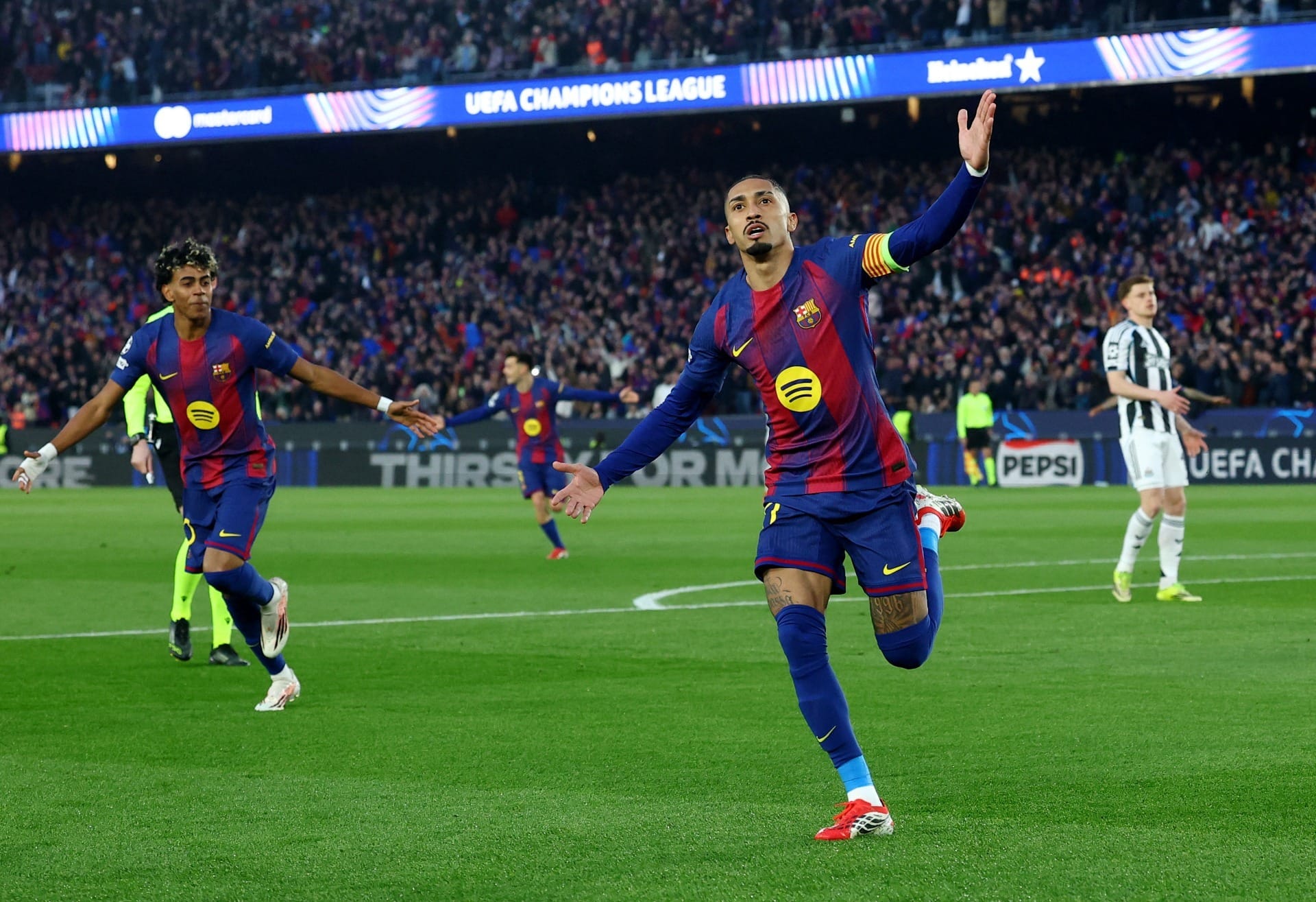 Raphinha participa de seis gols e lidera noite de brasileiros na Champions