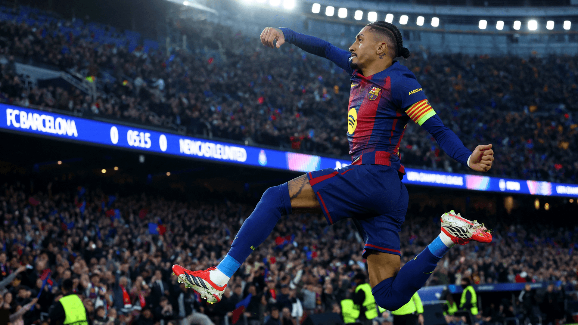 Com show de Raphinha, Barcelona atropela Newcastle e avança na Champions