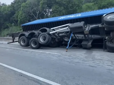 VÍDEO: Carreta perde controle, fica em “L” e interdita a Dutra em Aparecida