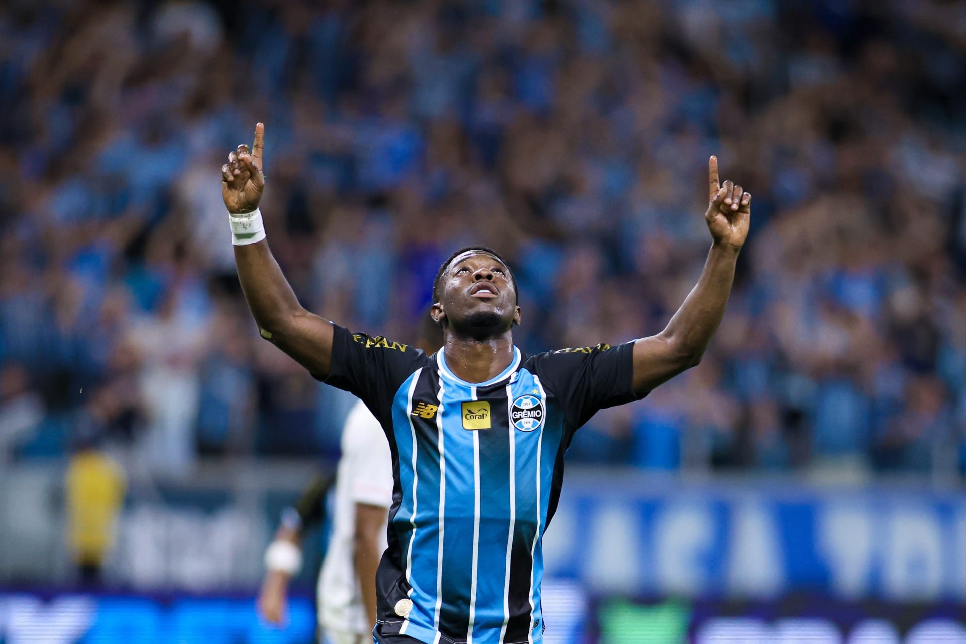 Grêmio vence o Vitória e se aproxima do G4 no Brasileirão; assista aos gols