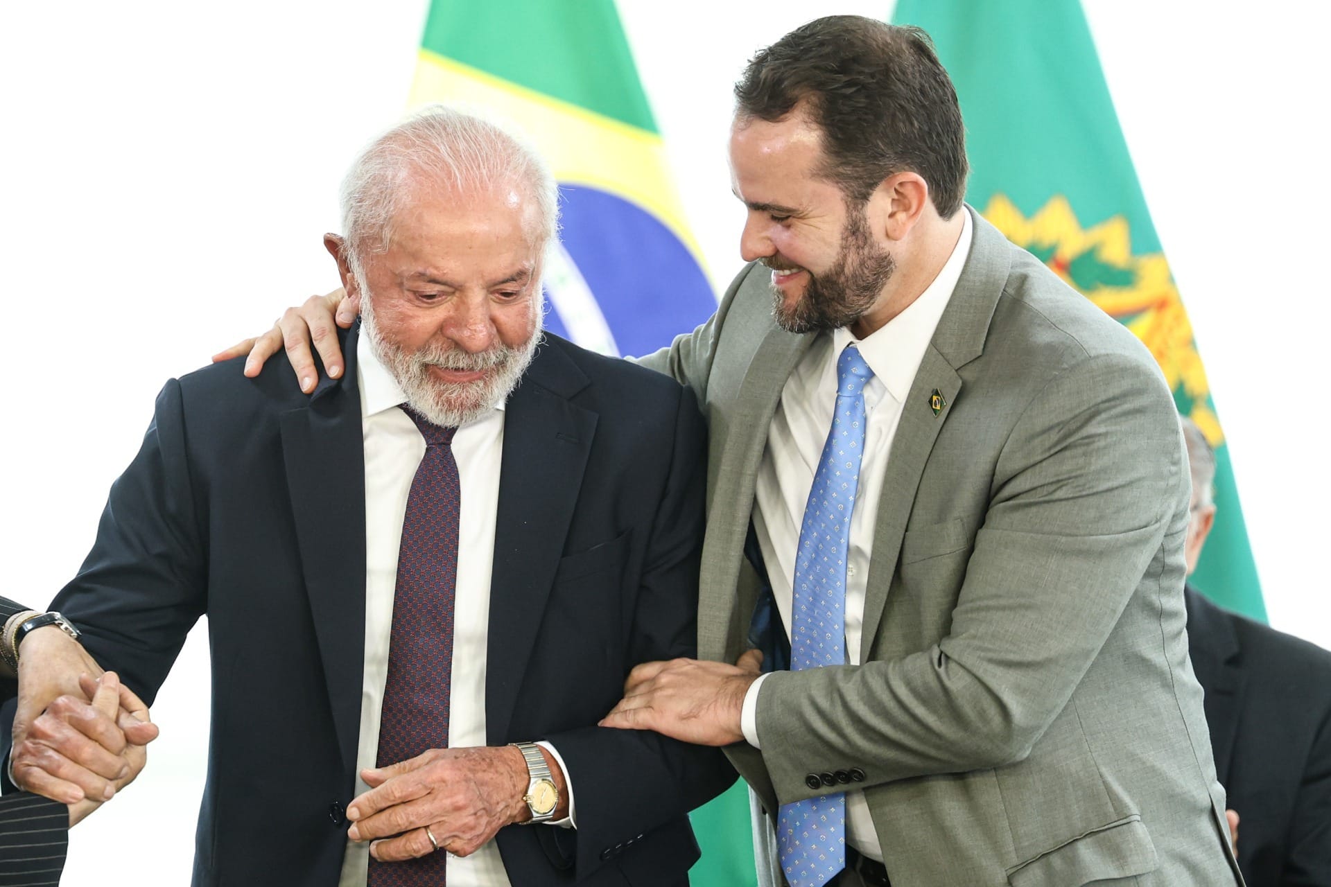 Lula ao lado de Dario Durigan, futuro ministro da Fazenda (foto: Marcelo Camargo/Agência Brasil)