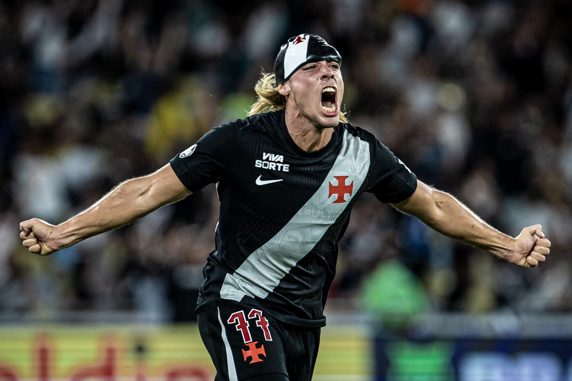 Vasco sai atrás, mas vira no fim e vence clássico contra o Fluminense