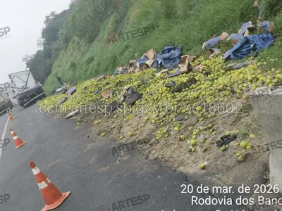 Batida entre carretas tomba caminhão de laranjas na Rod. dos Bandeirantes