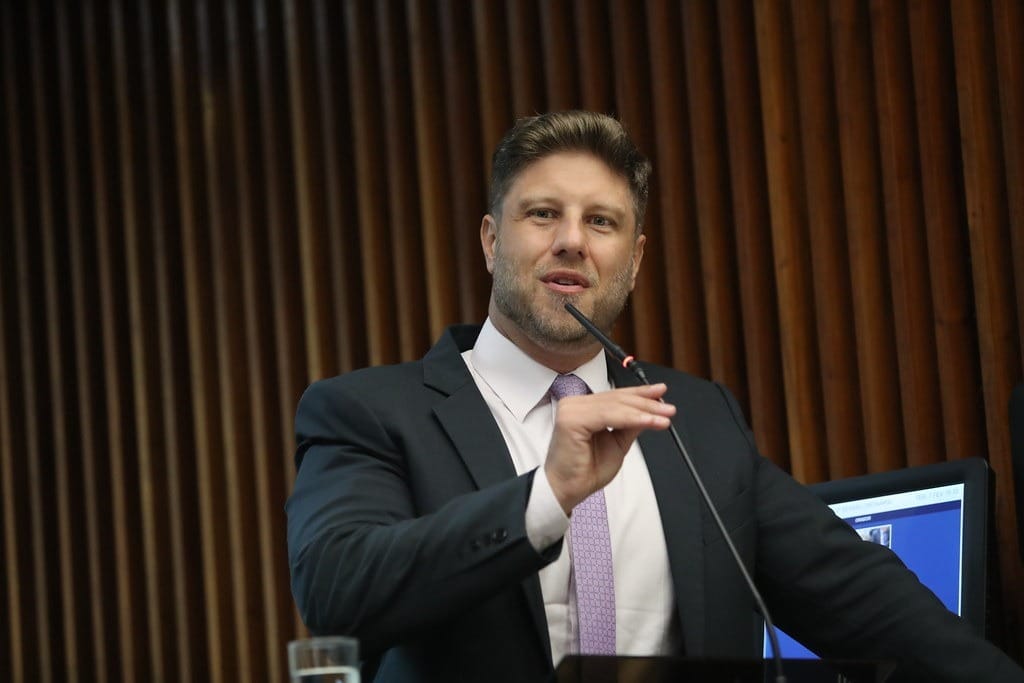 Filho do ex-governador Roberto Requião, o deputado aparece como principal nome da esquerda no Paraná