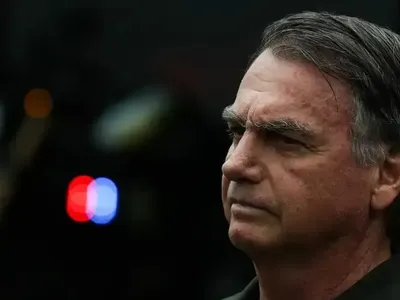 Bolsonaro tem alta e segue para prisão domiciliar