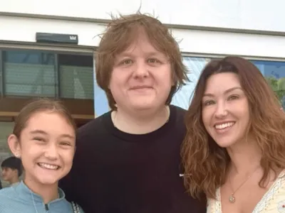 Após polêmica com Chappell Roan, família de Jorginho posa com Lewis Capaldi