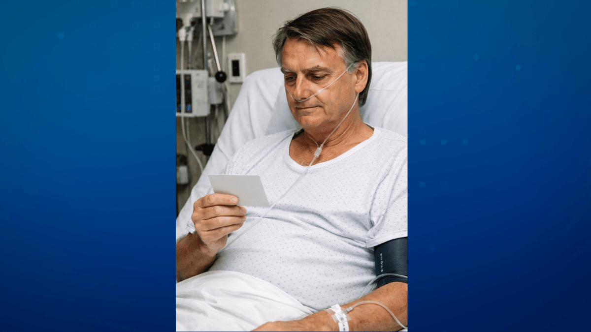 Carlos Bolsonaro publica foto do pai em aniversário durante internação