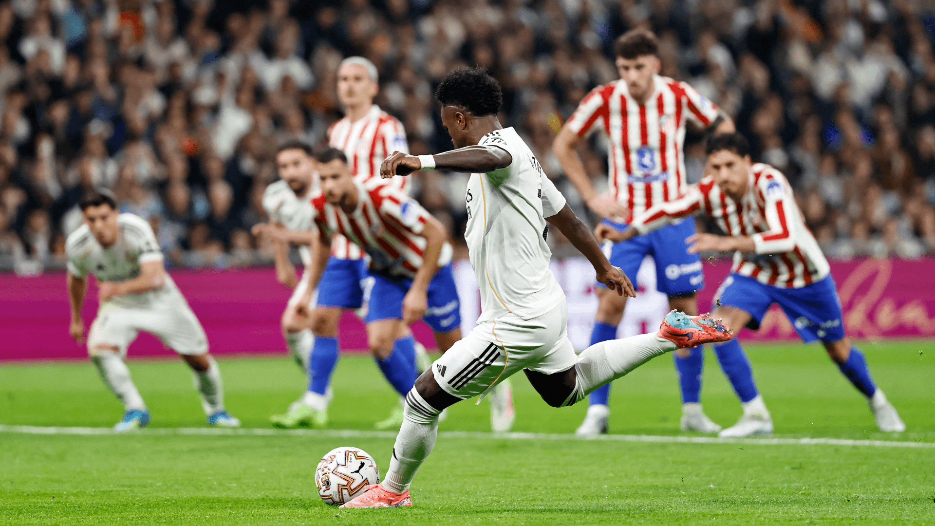 Vini Júnior brilha e Real Madrid vence clássico contra Atlético na La Liga