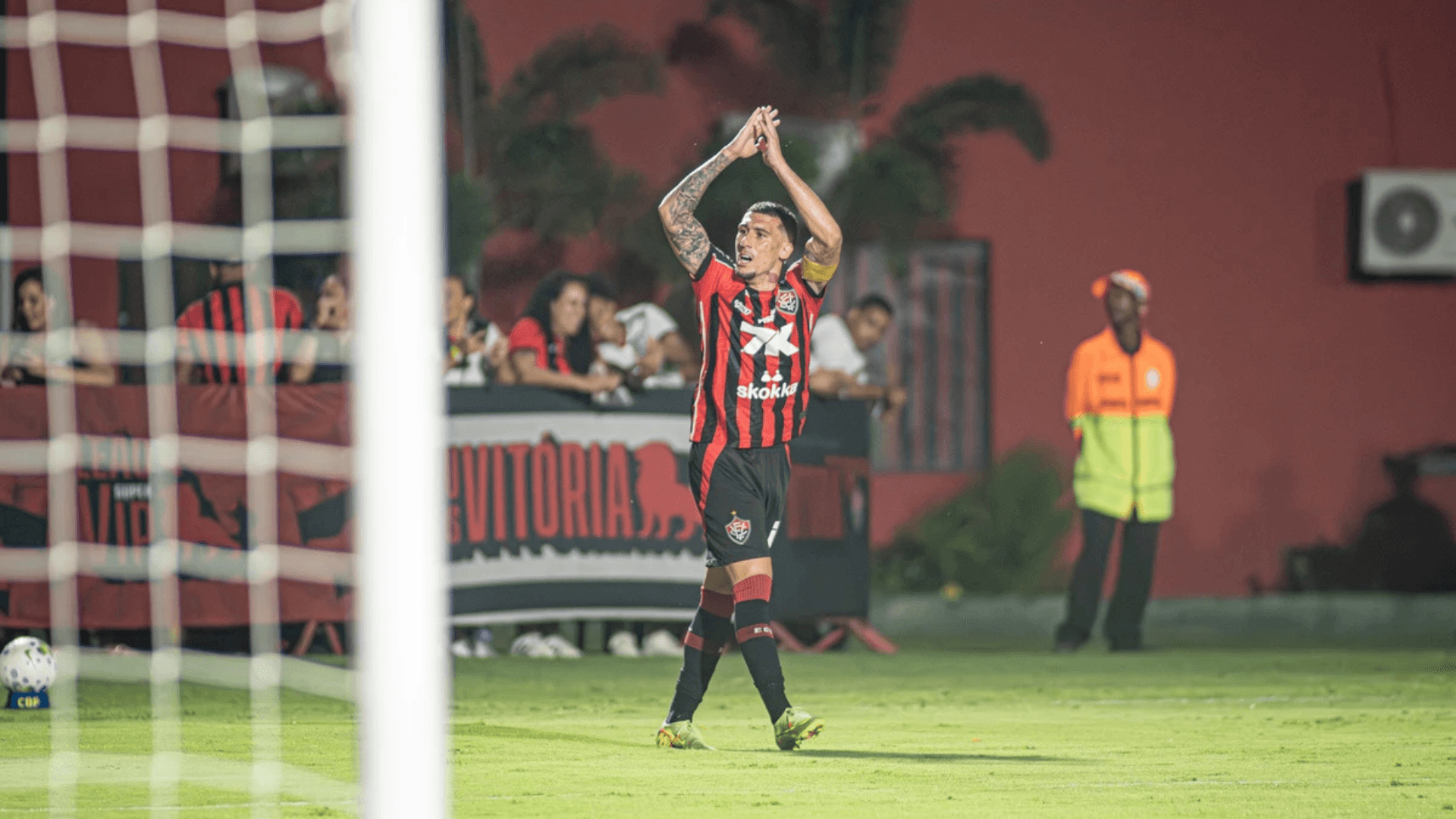 Com gol de Baralhas, Vitória vence no Barradão e afunda Mirassol no Z-4