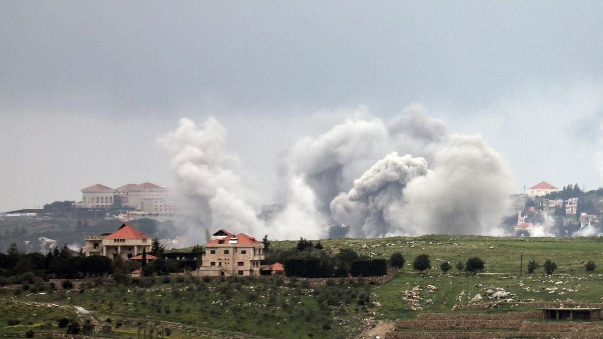 Fumaça sobe após um ataque israelense, na sequência de uma escalada entre o Hezbollah e Israel em meio ao conflito entre os EUA e Israel com o Irã.