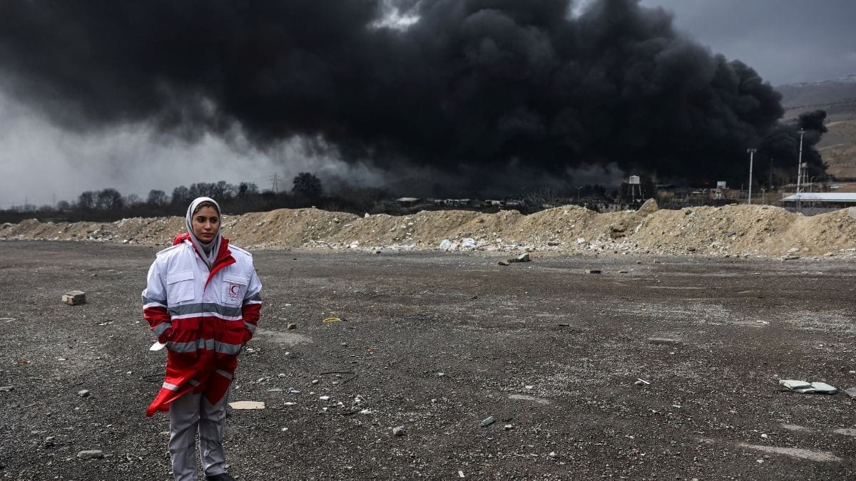 Fumaça sobe após um suposto ataque a tanques de combustível em Shahran, em meio ao conflito entre os EUA e Israel com o Irã, em Teerã.