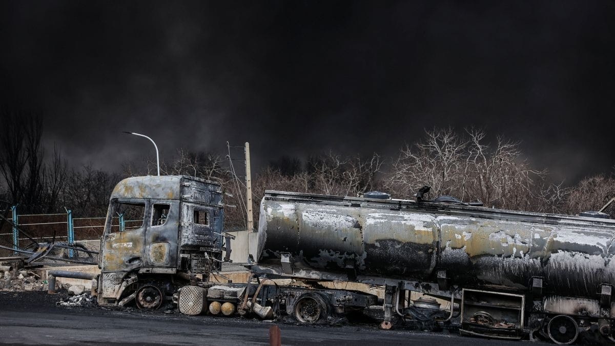 Fumaça sobe após um suposto ataque a tanques de combustível em Shahran, em meio ao conflito entre os EUA e Israel com o Irã, em Teerã.