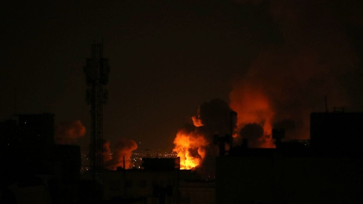 Fumaça sobe após uma explosão, em meio ao conflito entre os EUA e Israel com o Irã, em Teerã.