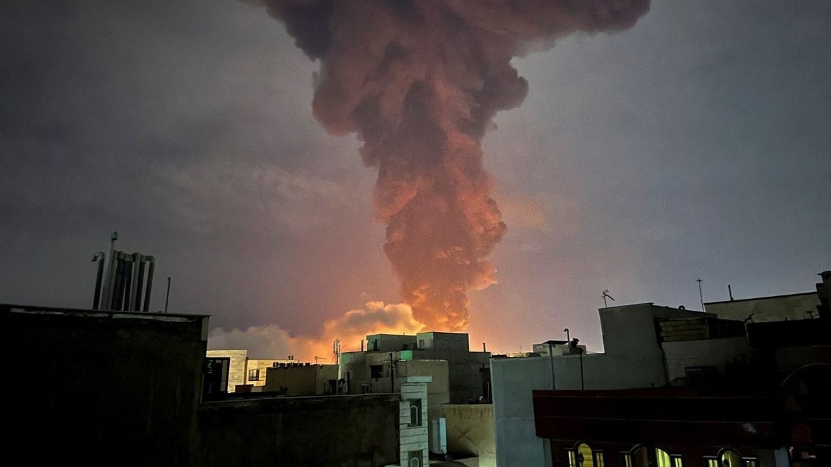 Fumaça sobe após uma explosão, em meio ao conflito entre os EUA e Israel com o Irã, em Teerã.