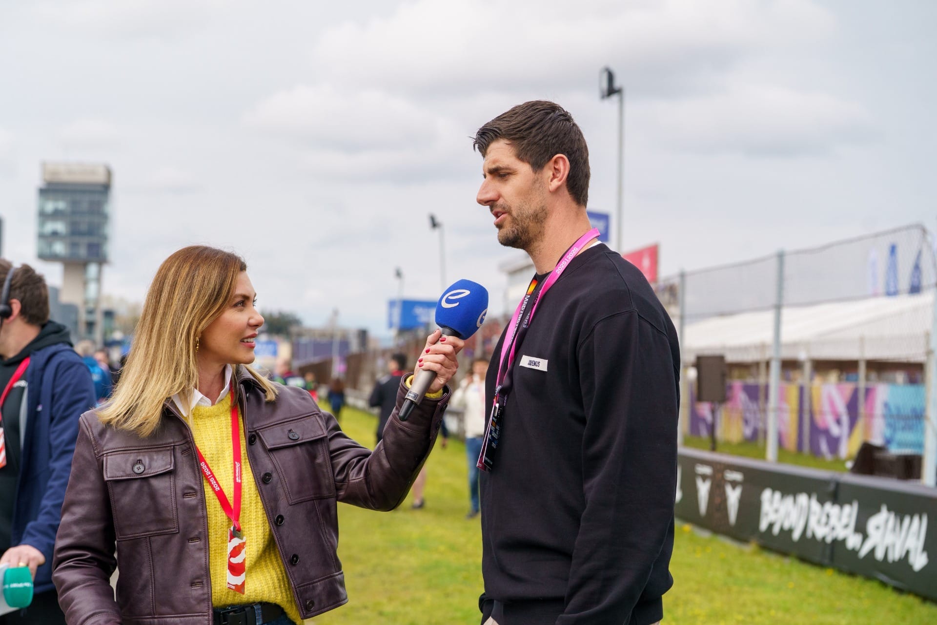 Letícia Datena e Thibaut Courtois no E-Prix de Madrid (Imagem: Kevin Tuyen/Divulgação)