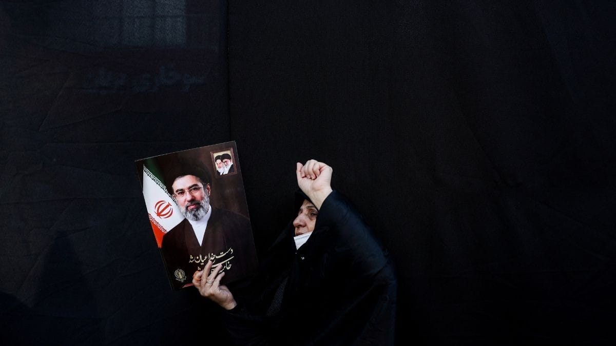 Pessoas se reúnem em Teerã em apoio ao novo líder supremo do Irã, Mojtaba Khamenei.