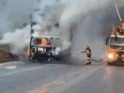 Caminhão pega fogo na BR-381 em Ravena