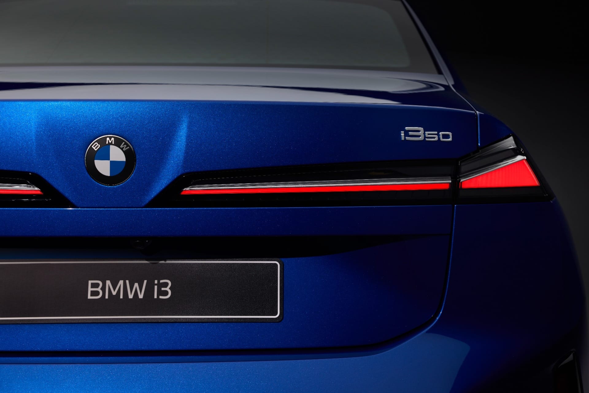 Detalhe da traseira destaca logotipo da BMW e acabamento refinado