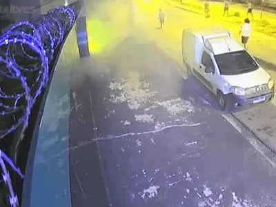 Ladrão rouba carro, bate e veículo pega fogo no bairro Coqueiros, em BH