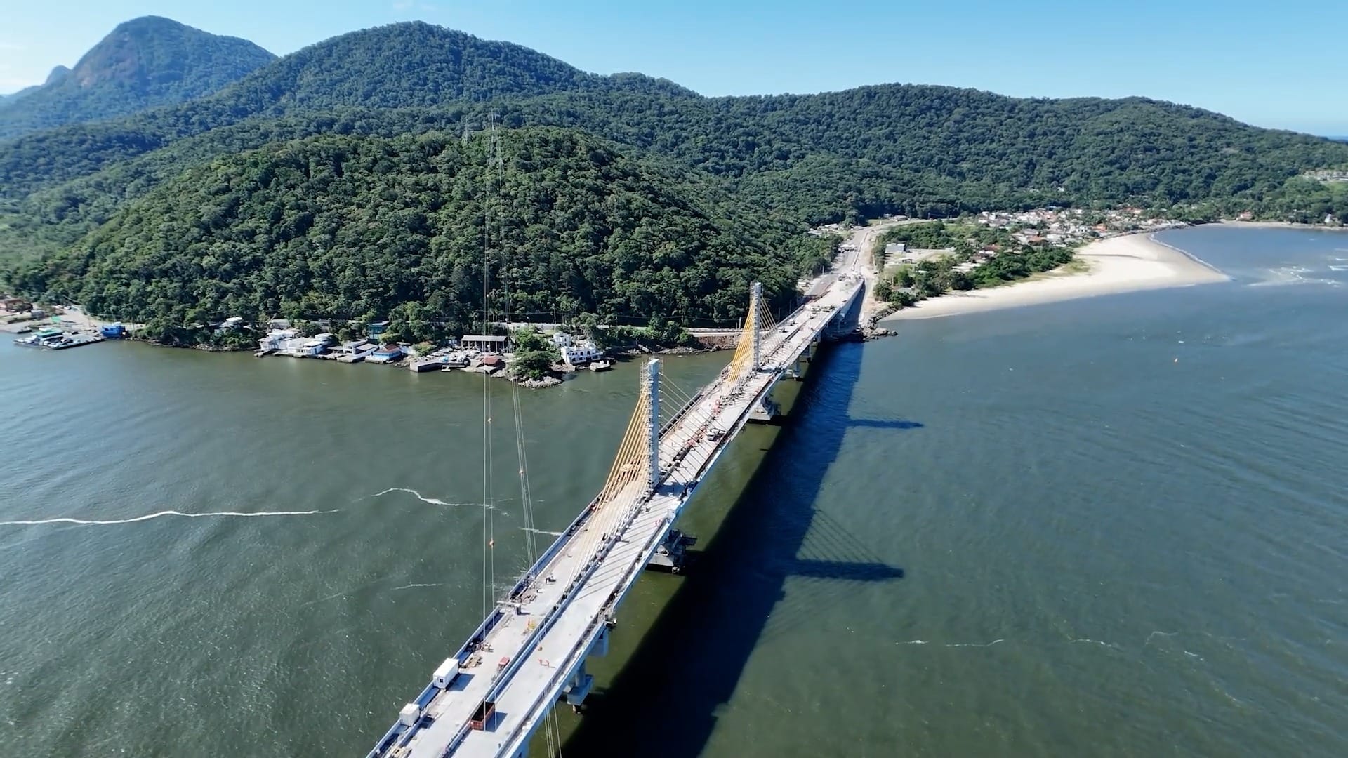 Ponte de Guaratuba entra na reta final com asfalto e iluminação
