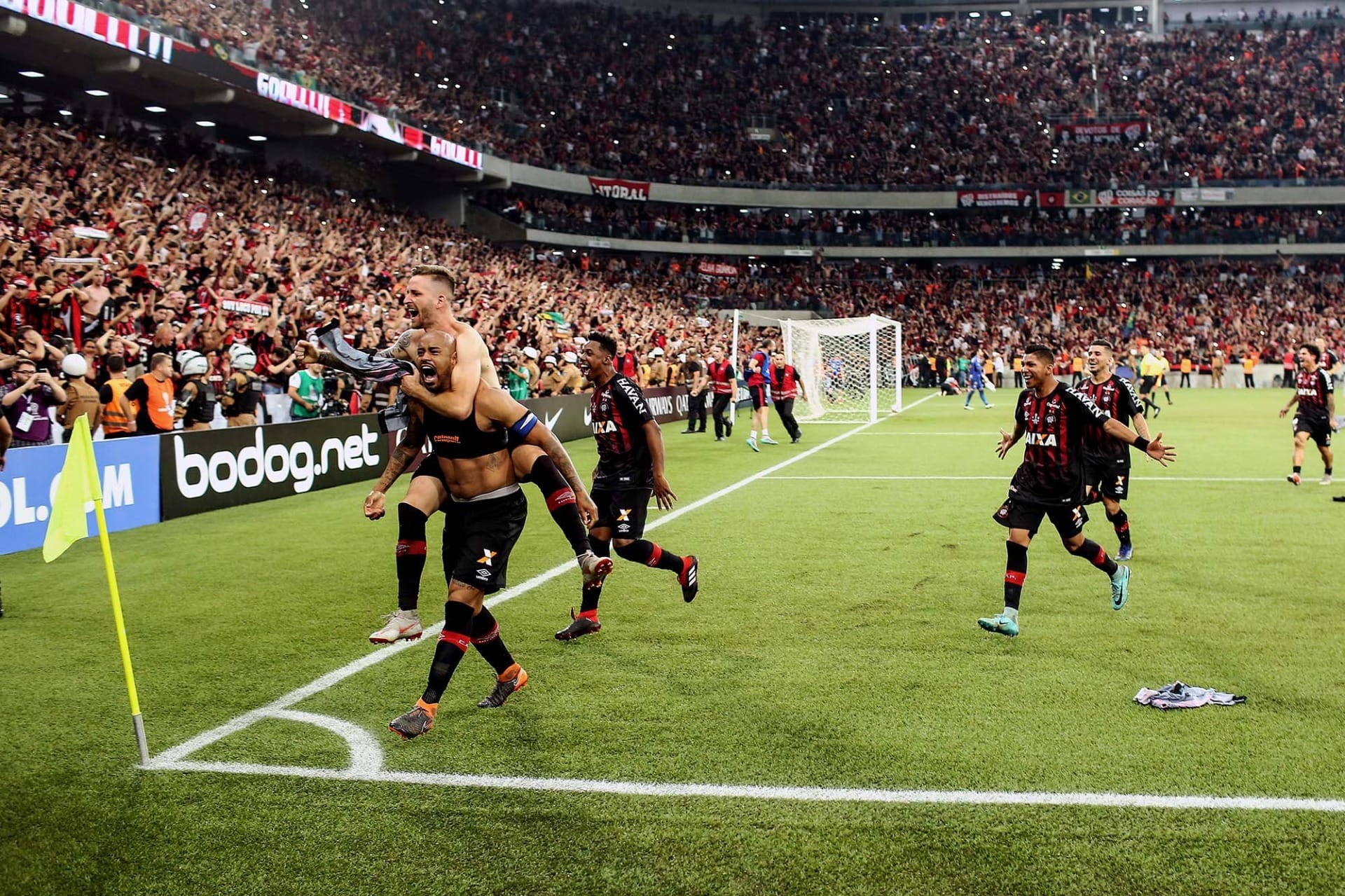 Athletico celebra 102 anos, sem feitos no presente, mas glórias do passado