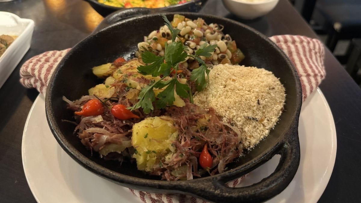 Carne-seca acebolada com mandioca cozida e vinagrete de feijão fradinho do chef Erick Jacquin | Band Receitas