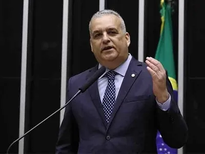 Relator da CPMI do INSS se filia ao PL e encontra com Flávio Bolsonaro