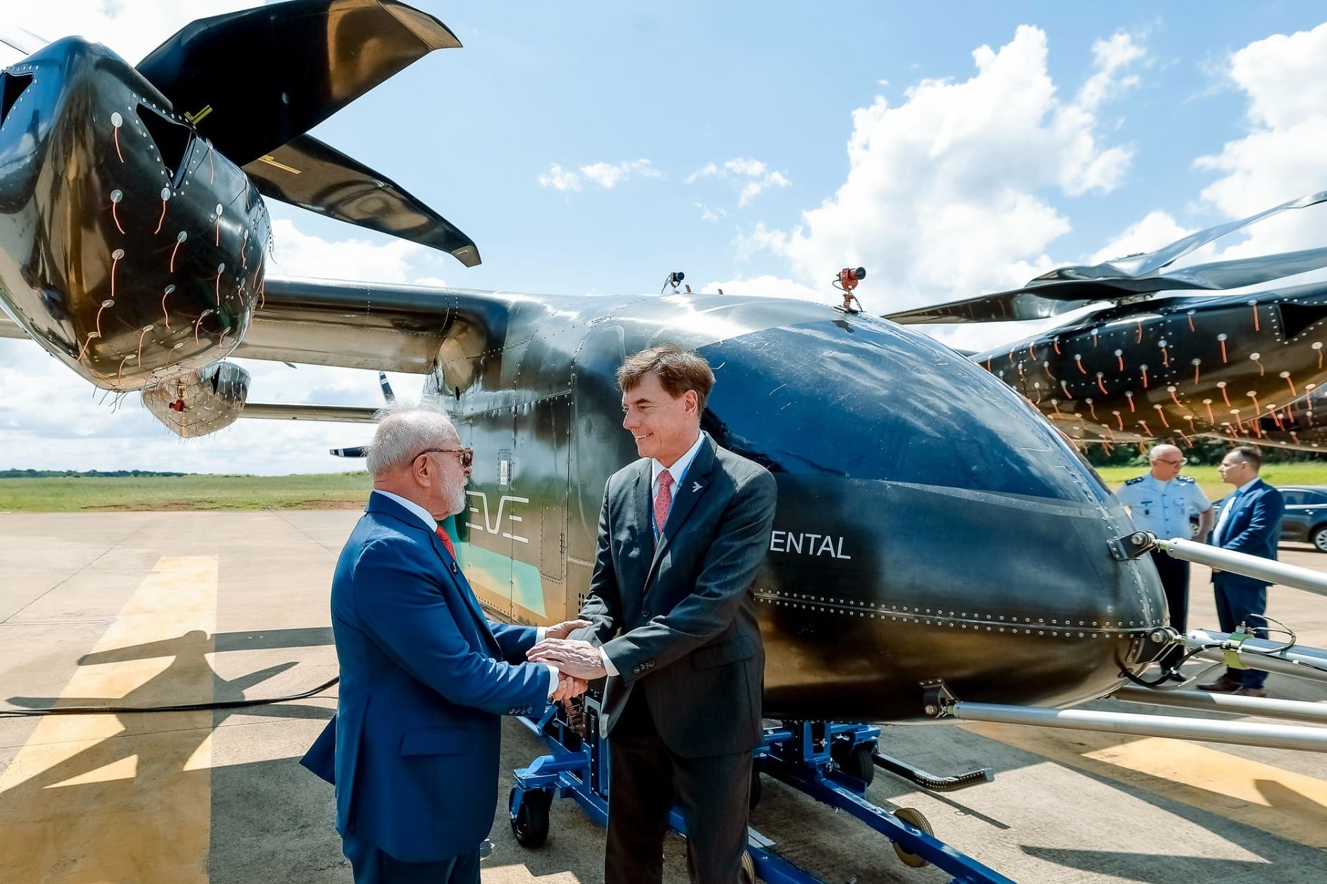 Embraer apresenta “carro voador” a Lula durante evento em SP