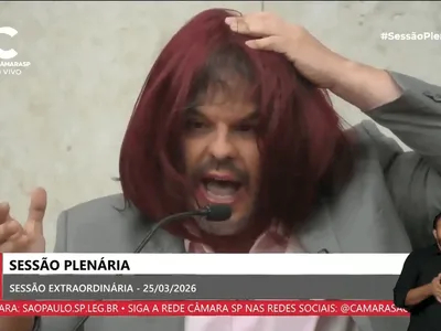 Vereador de SP passa batom e usa peruca durante protesto do PL da Misoginia