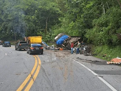 Acidente envolvendo dois caminhões na SP-123 em Pindamonhangaba