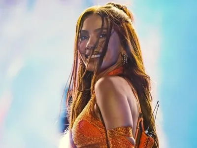 Anitta está solteira e diz ser seletiva: "Régua lá em cima"