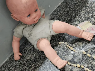 Homem é preso por esconder 26 pedras de crack dentro de boneca em Limeira