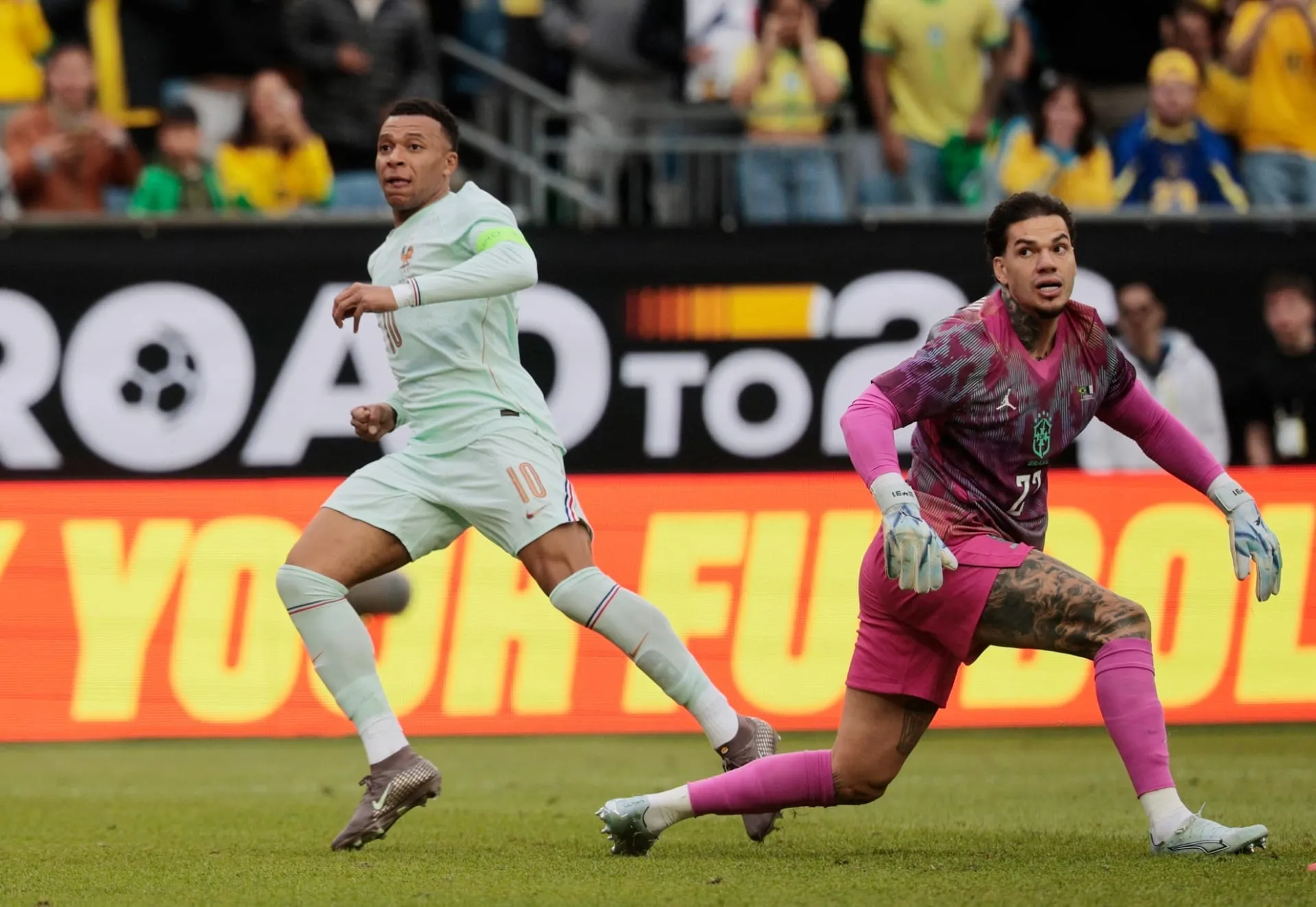 Mbappé faz golaço contra o Brasil (Foto: REUTERS/Brian Snyder)