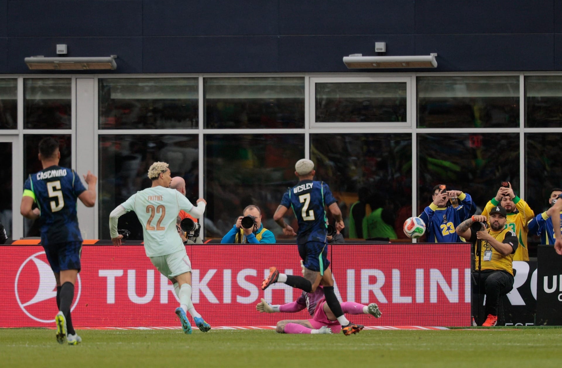 Ekitiké faz 2 a 0 para a França sobre o Brasil (Foto: REUTERS/Brian Snyder)
